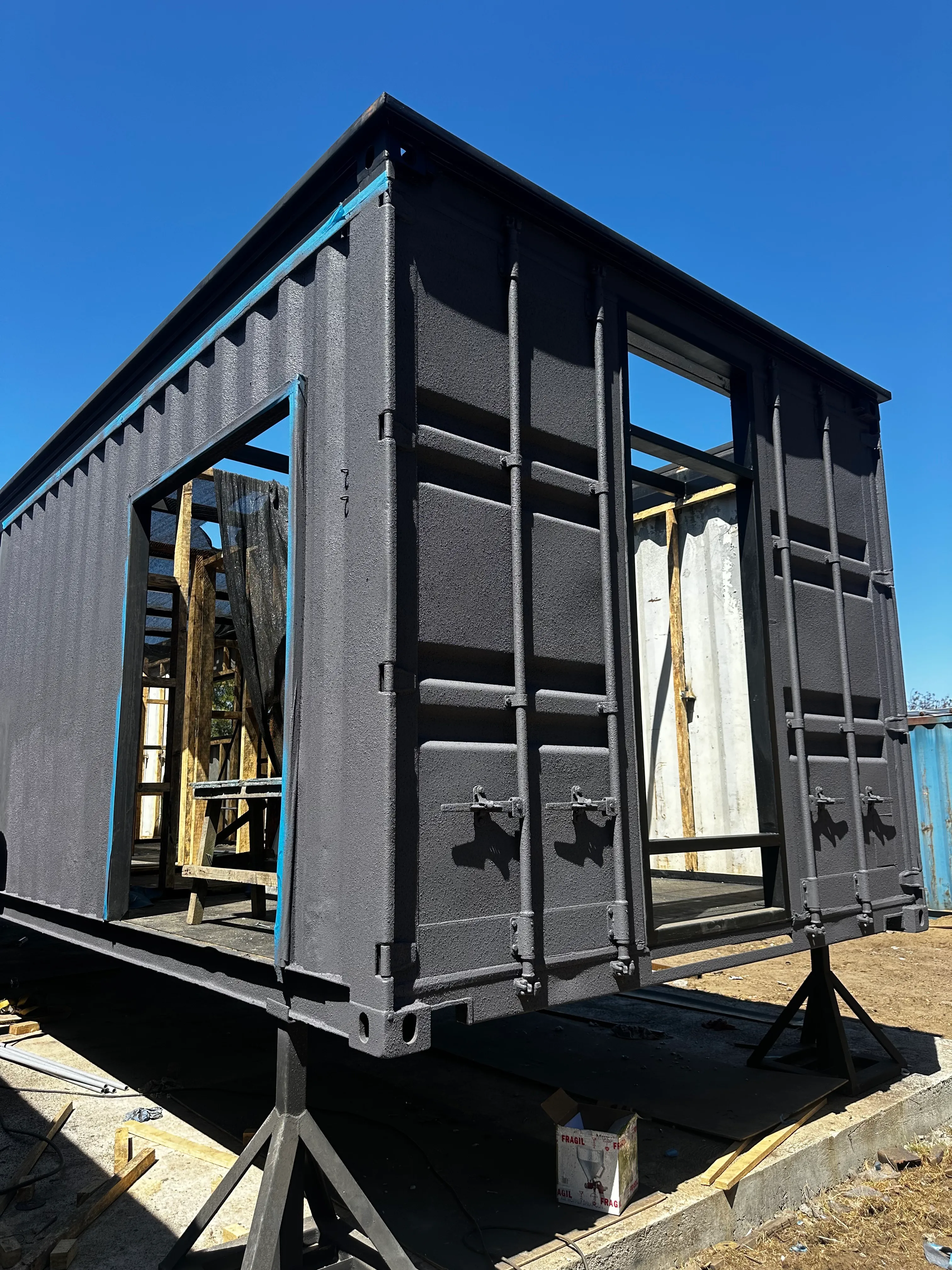 Container redimensionado y pintado con vanos para puertas y ventanas